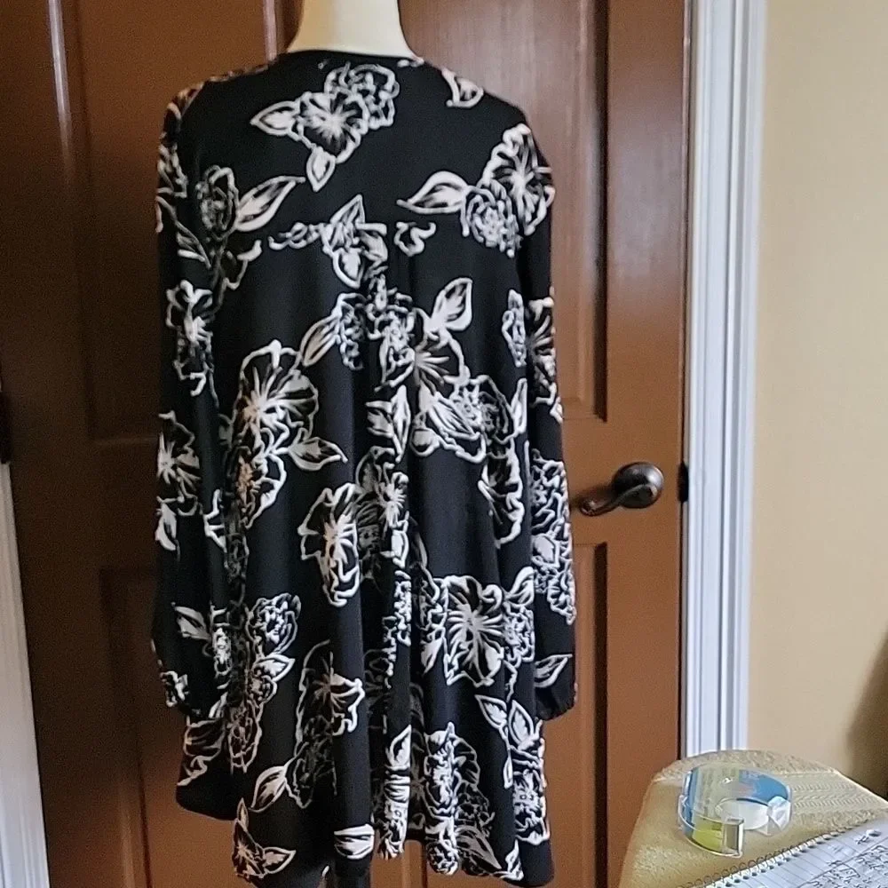 Free People-blk/iv/tan long sleeved print top with band around neck. S/M. NWT.